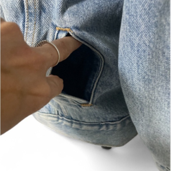 Levi’s Classic Eco-Friendly Waterless Trucker Jean Jacket – Light Wash SZ Medium - Picture 3 of 7